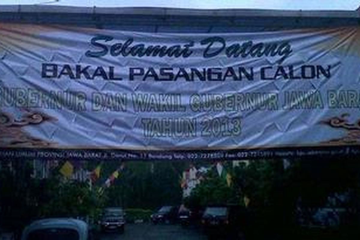Spanduk "Selamat Datang BAKAL PASANGAN CALON GUBERNUR DAN WAKIL GUBERNUR JAWA BARAT TAHUN 2013" dibentangkan di hari pertama pendaftaran calon gubernur dan wakil gubernur Jabar 2013, di kantor KPU Jabar, Jalan Garut, Minggu, (4/11/2012).