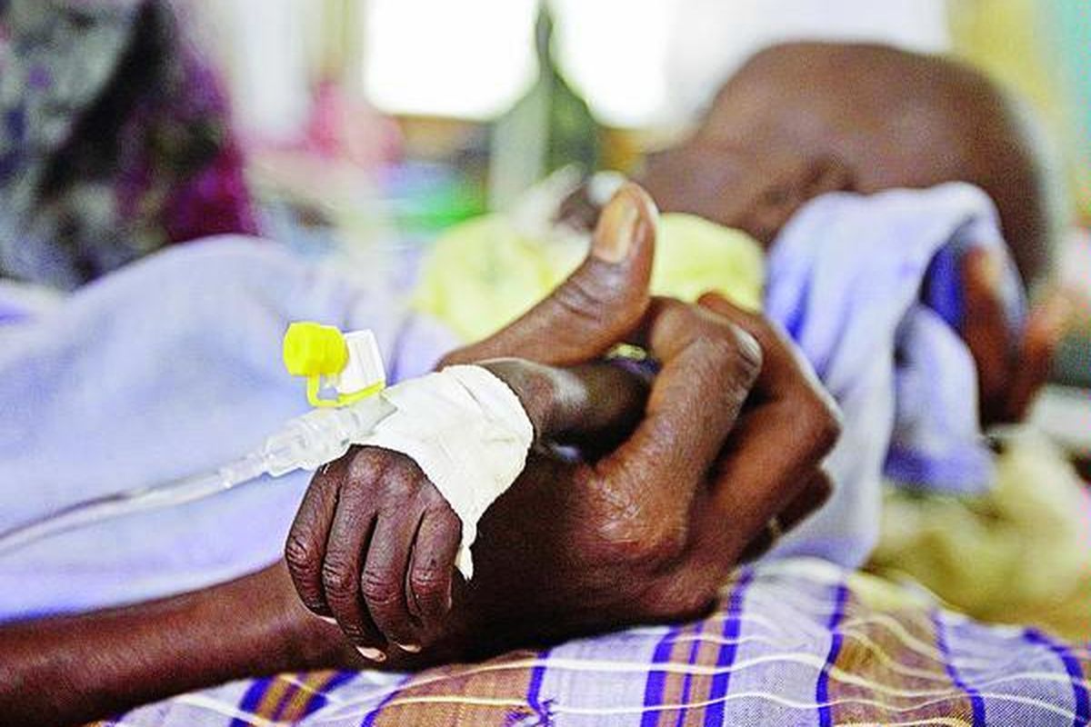 Lengan Mihag Gedi Farah, bayi tujuh bulan yang berbobot 3,4 kilogram, berada dalam genggaman ibunya di Rumah Sakit International Rescue Committee (IRC) di Dadaab, Kenya, Selasa (26/7). PBB akan mengirim bantuan makanan lewat udara ke wilayah Somalia selatan yang dikuasai kelompok militan untuk mengurangi penderitaan pengungsi yang melintasi 