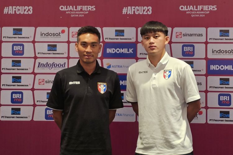 Pelatih timnas U23 Taiwan, Tseng Tai-Lin (kiri). Tseng Tai-Lin mengaku sangat terkesan dengan keramahan Kota Solo meski timnya mengakhiri kiprah pada Kualifikasi Piala Asia U23 2024 dengan kekalahan 0-9 dari Indonesia di Stadion Manahan, Sabtu (9/9/2023).