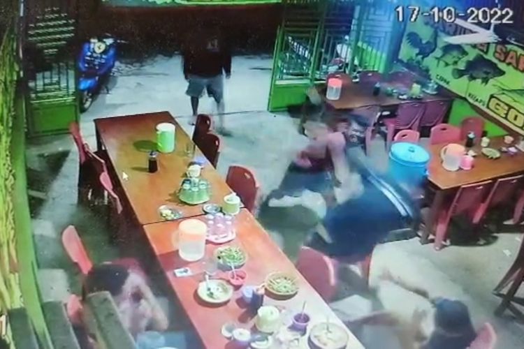 (SULSEL) Mabuk, Tiga Pelaku Penyerangan Warung Makan di Sidrap, Terekam CCTV