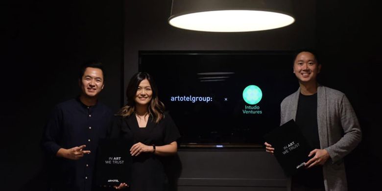 Erastus Radjimin dan Christine Radjimin (kiri ke kanan) dari Grup Artotel serta Patrick Yip dari Intudo Ventures.