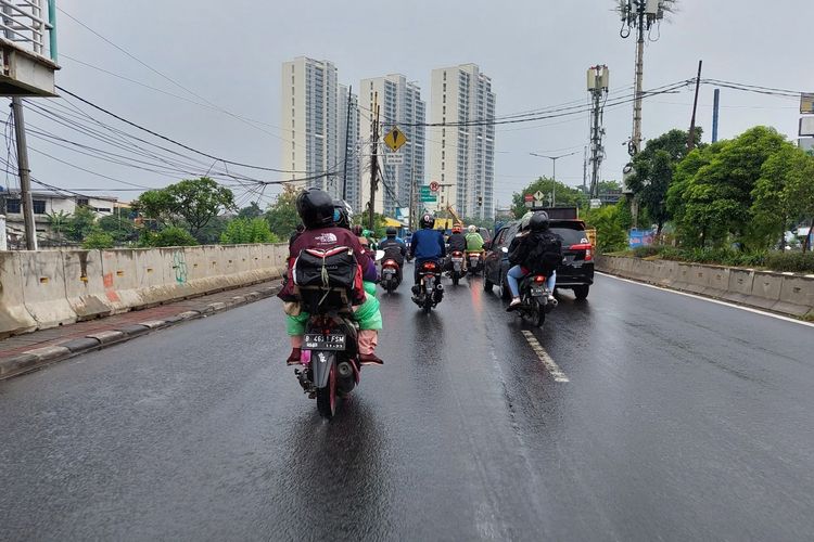 Pemudik sepeda motor teepantau melintasi Jalan Raya Daan Mogot dari arah Jakarta pada H-2 Lebaran, Sabtu (30/4/2022) 