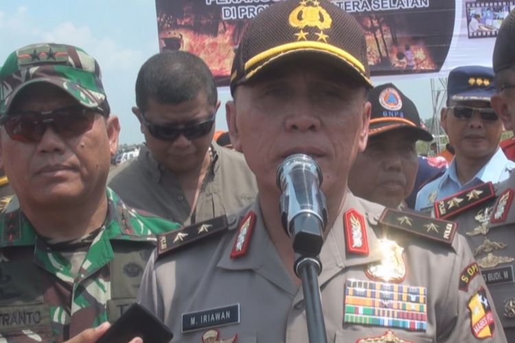 Asisten Kapolri Irjen Pol Muhammad Iriawan memberi keterangan pers bersama Pangdam 2 Sriwijaya Mayjen TNI AM Putranto dan Kapolda Sumsel Irjen Pol Aagung Budi Maryoto usai mengunjugi Posko Karhutla Terpadu Ogan Ilir