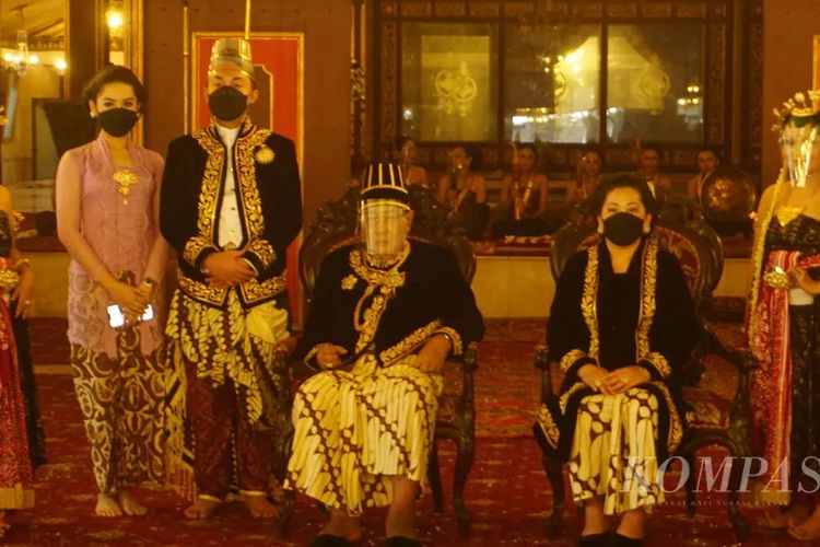 Raja Keraton Kasunanan Surakarta Pakubuwono XIII (duduk di kuris kiri) berfoto bersama istrinya, GKR Pakubuwono XIII (duduk di kursi kanan), serta anaknya, Kanjeng Gusti Pangeran Haryo Purbaya (ketiga dari kiri), seusai acara Tingalan Dalem Jumenengan Pakubuwono XIII yang ke-18, di Keraton Kasunanan Surakarta, Kota Surakarta, Jawa Tengah, Minggu (27/2/2022). Dalam kesempatan itu, KGPH Purbaya juga dinobatkan sebagai putra mahkota dari kerajaan tersebut. Penobatan itu seiring dengan pengukuhan ibunya sebagai permaisuri sang raja.