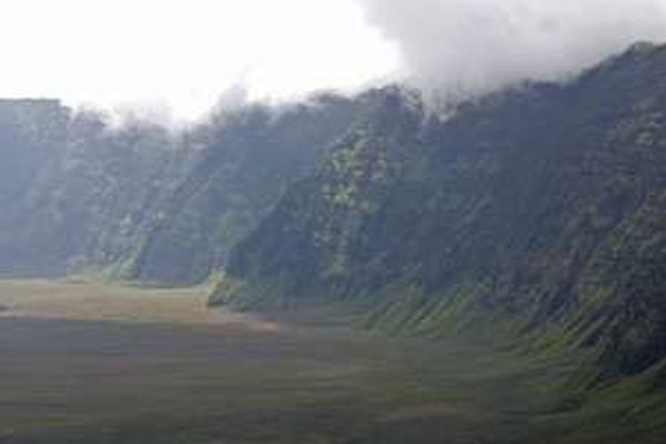 Panorama hamparan padang pasir di kaldera Gunung Bromo, dilihat dari Pos Bantengan di Desa Ranu Pani, Kecamatan Senduro, Kabupaten Lumajang, Jawa Timur, Senin (9/5/2016).