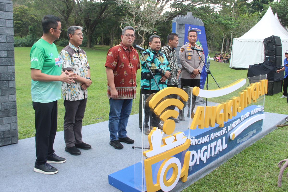 Deputi Gubernur Bank Indonesia Doni Primanto Joewono (batik cokelat sedang berbicara) dalam jumpa pers seusai menjadi narasumber di talkshow Angkringan Digital 2023, di Taman Lumbini, Borobudur, Kabupaten Magelang, Jawa Tengah, Jumat (7/7/2023).