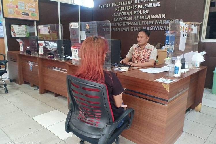 YP (29) seorang perempuan di Palembang saat membuat laporan ke polisi lantaran foto bugilnya disebar oleh mantan pacar, Rabu (18/10/2023).