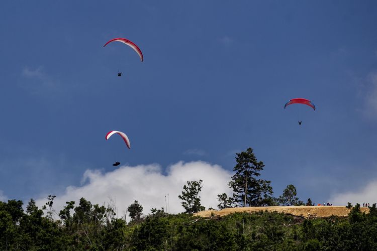 Sejumlah atlet cabor paralayang sedang latihan untuk persiapan PON XX Papua 2021 take off dari Bukit Kampung Buton Skyline Kota Papua, Sabtu (25/9/2021) siang.