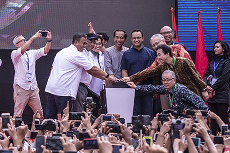 Presiden Joko Widodo didampingi pejabat terkait menekan tombol saat meresmikan MRT Jakarta, di kawasan Bundaran HI, Jakarta, Minggu (24/3/2019). Moda Raya Terpadu (MRT) Jakarta Fase 1 dengan rute Bundaran HI - Lebak Bulus resmi beroperasi.