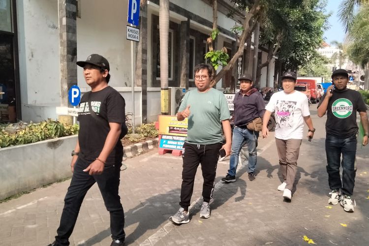 Bonek saat mengirimkan laporan terkait aksi besok ke Mapolrestabes Surabaya