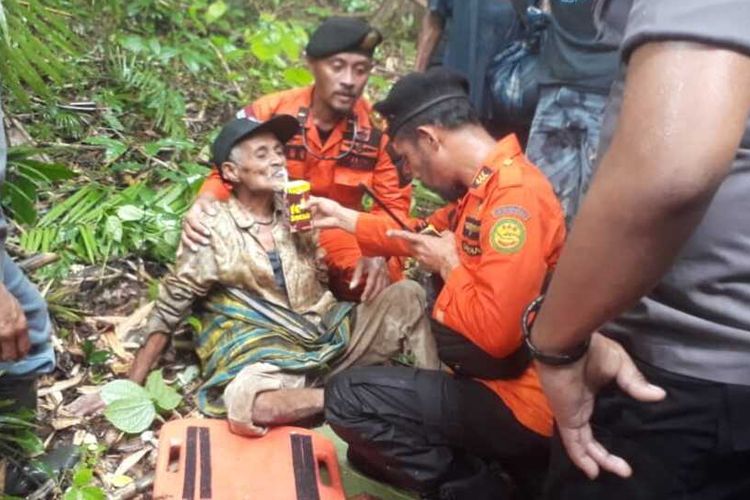 La Arimansi (87), seorang kakek warga Desa Wakuli, Kecamatan Kapuntori, Kabupaten Buton, Sulawesi Tenggara, hilang dama hutan selama 10 hari. Saat ditemukan, keadaan kakek tersebut dalam keadaan terbaring dan lemas di hutan Bonto, Kota Baubau, Selasa (21/1/2020)