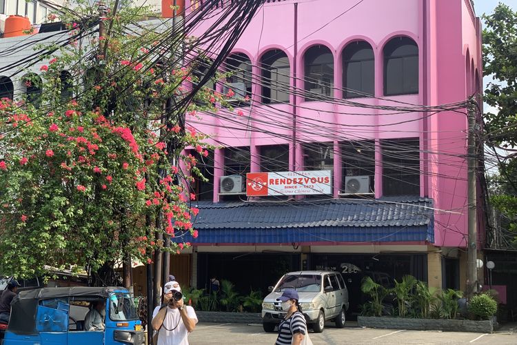 Terdapat restoran legendaris bernama Rendezvous. Bangunan tempat makan ini mudah dikenali dari cat berwarna pink yang mendominasi fasadnya.