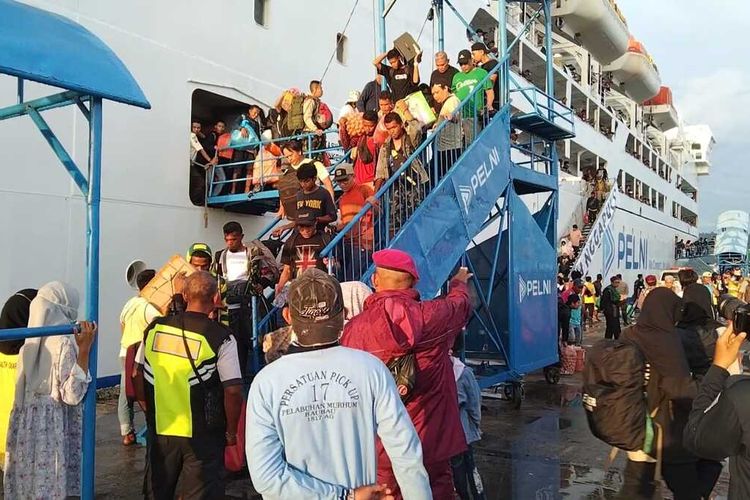PEMUDIK: Sekitar 3.000 pemudik yang menggunakan tiga kapal pelayaran nasional indonesia (Pelni) turun di Pelabuhan Murhum Baubau, Jumat (5/4/2024)