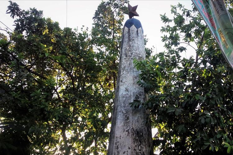 Penampakan (bagian atas) tugu pahlawan di Desa Kedungrejo, Kecamatan Megaluh, Kabupaten Jombang, Jawa Timur. Tugu tersebut dibangun pada tahun 1957 dan diyakini sebagai monumen untuk mengenang jasa para pejuang dan pahlawan kemerdekaan Indonesia.