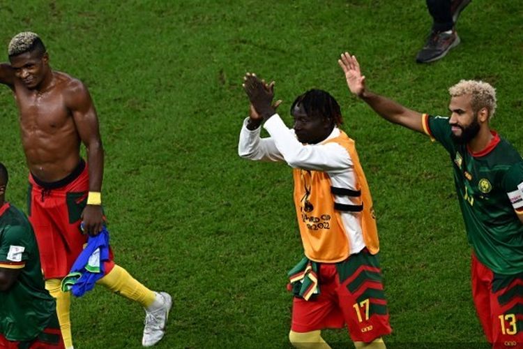 Para pemain Kamerun merayakan kemenangan 1-0 atas Brasil pada matchday 3 Piala Dunia 2022 di Stadion Lusail, Qatar, Sabtu (3/12/2022) dini hari WIB. Meski menang, Kamerun tersingkir dari Piala Dunia 2022 karena hanya menempati posisi ketiga di klasemen akhir Grup G.