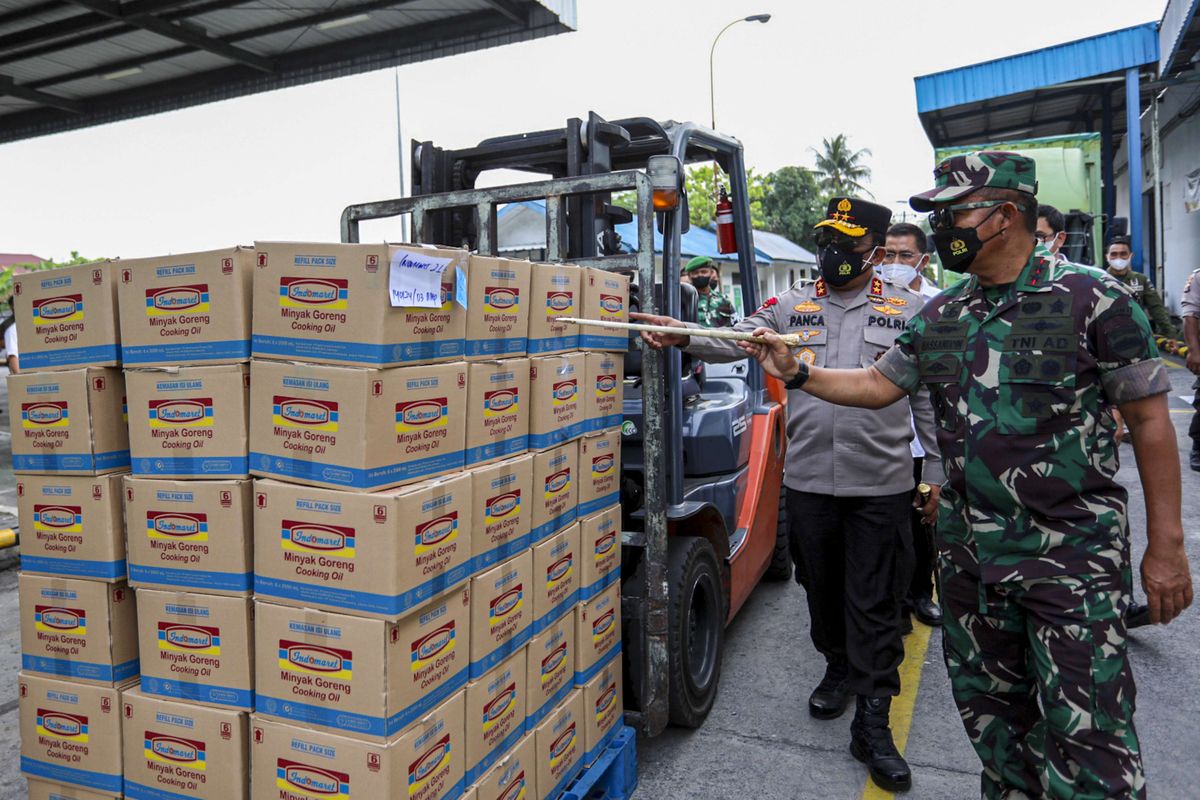 Kapolda Sumatera Utara Irjen Pol Panca Putra Simanjuntak (kiri) bersama Pangdam I Bukit Barisan Mayjen TNI Hasanuddin (kanan)  bersama jajaran melakukan sidak ke pabrik minyak goreng milik  PT Salim Ivomas Pratama Tbk di Kecamatan Lubuk Pakam, Deli Serdang, Sumatera Utara, Rabu (23/2/2022). Sidak tersebut untuk memantau sekaligus mengawal pendistribusian minyak goreng.