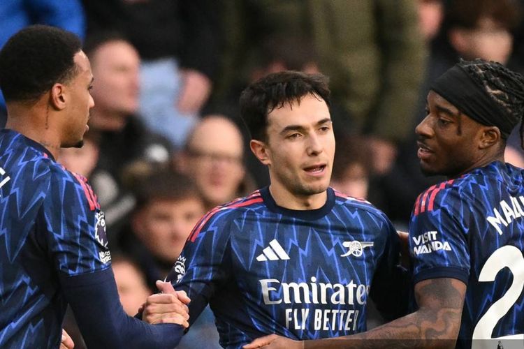 Momen selebrasi Martin Zubimendi (tengah) bersama Gabriel Magalhaes (kiri) dan Noni Madueke (kanan) dalam pertandingan sepak bola Liga Inggris antara Leeds United vs Arsenal di Elland Road di Leeds, Inggris utara pada 31 Januari 2026. (Foto oleh Oli SCARFF / AFP)