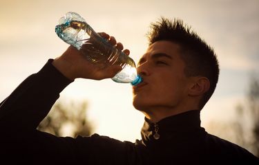 Ilustrasi minum air