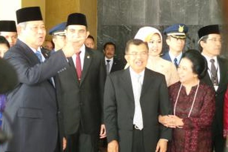 Presiden Susilo Bambang Yudhoyono mencari presiden terpilih Joko Widodo usai pelantikan anggota DPR dan DPD di Kompleks Parlemen Senayan, Jakarta, Rabu (1/10/2014) 