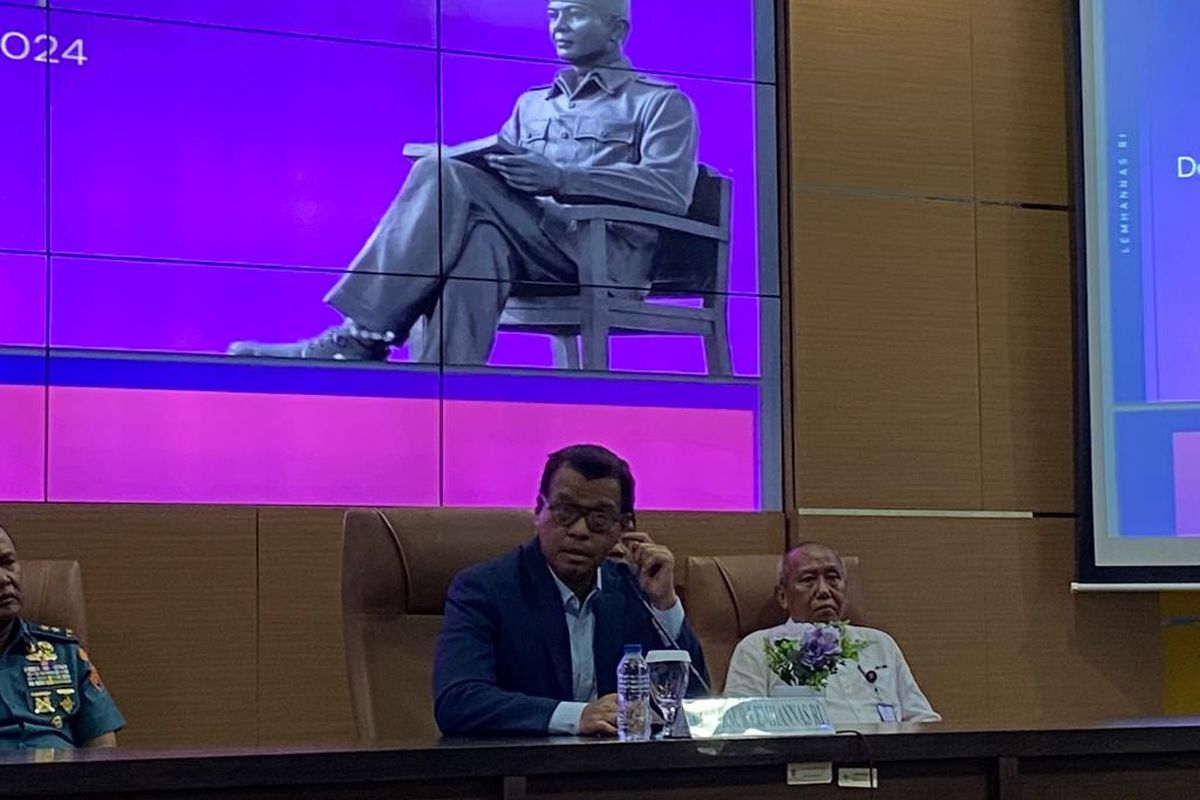 Gubernur Lembaga Ketahanan Nasional (Lemhannas) Andi Widjajanto dalam konferensi pers di Kantor Lemhannas, Jakarta Pusat, Senin (18/9/2023).