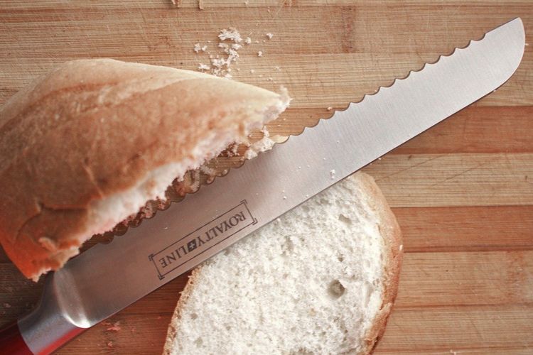 ilustrasi bread knife atau pisau roti. 