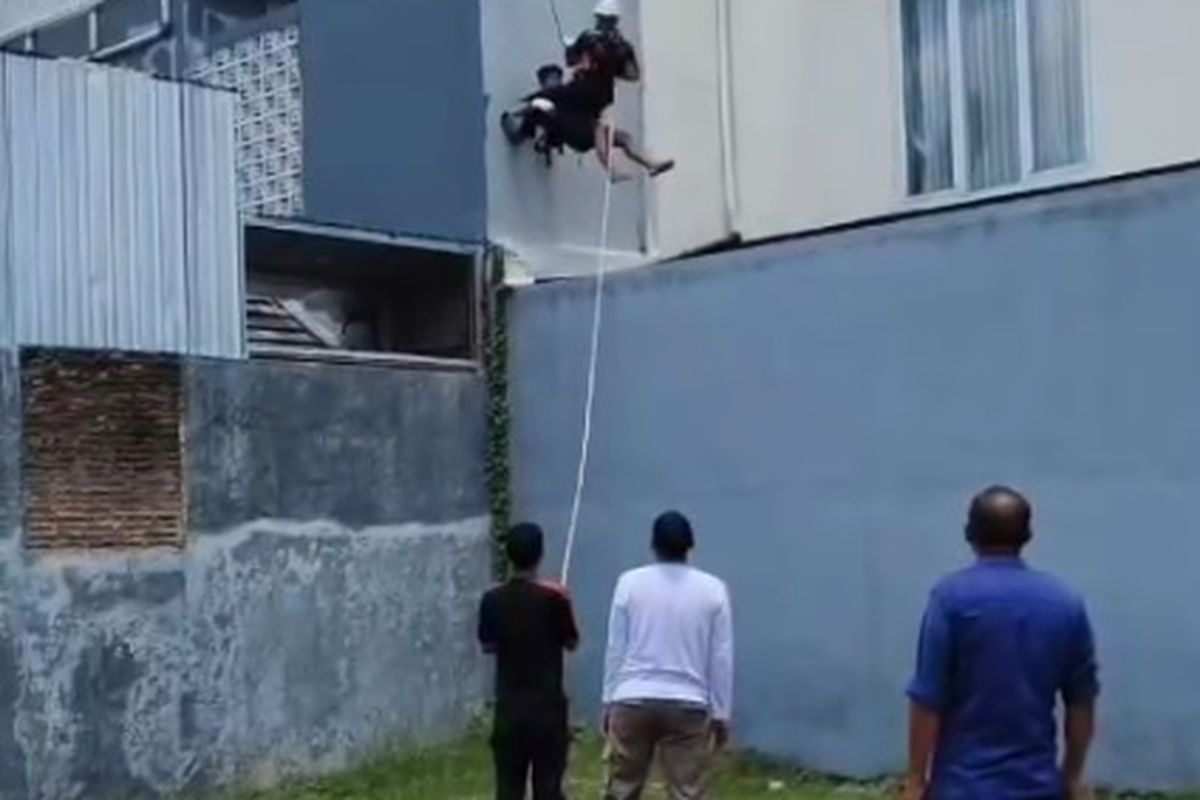 Upaya evakuasi warga Desa Manjung, Kecamatan Barat, Kabupaten Magetan, yang tersengat aliran listrik saat memeriksa profil tangki milik temannya yang berada di Perumahan Bakti Asri Regency, Desa Bandar, Kecamatan Sukomoro, Rabu (9/10/2024).