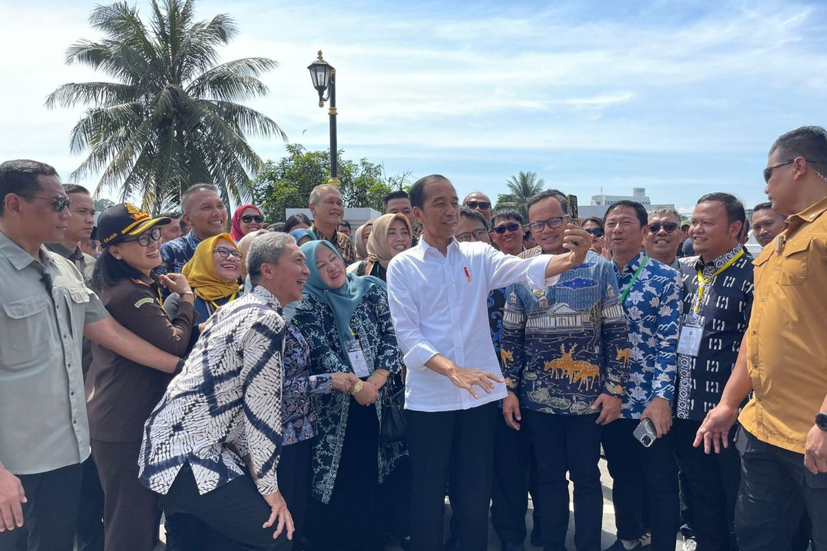 Presiden RI Joko Widodo saat selfie bersama para pejabat dan ASN Kota Bogor usai meresmikan Jembatan Otista, Kota Bogor, Jawa Barat, Selasa (19/12/2023).