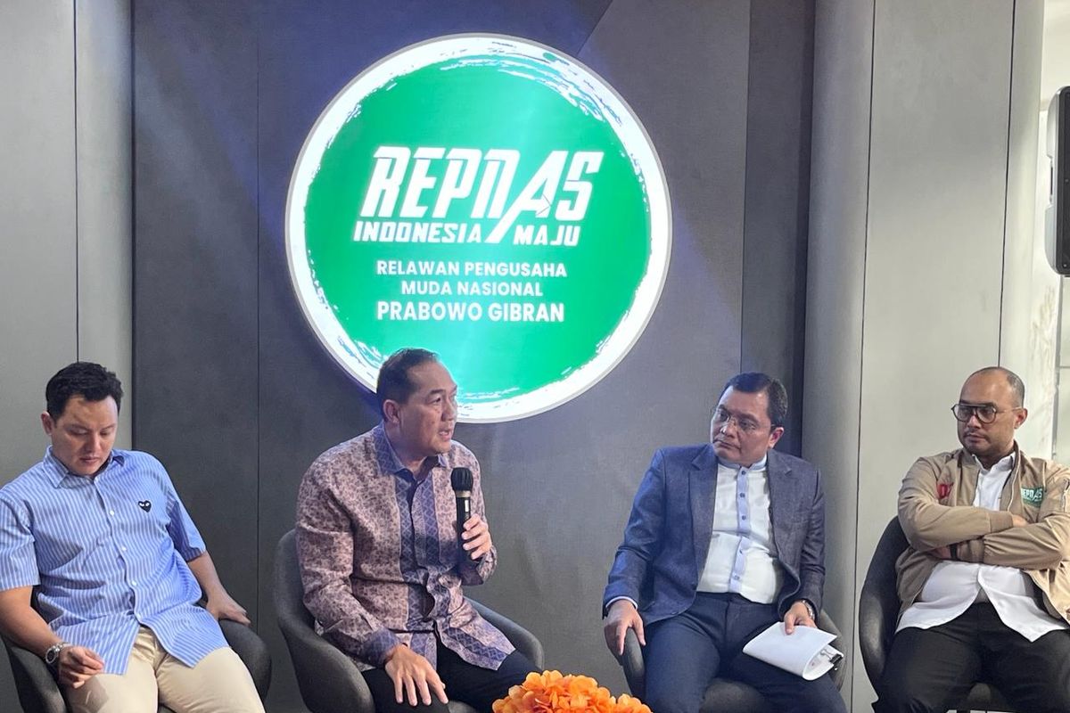 (kiri ke kanan) Anggota DPR-RI Komisi VII Moreno Soeprapto, Eks Menteri Perdagangan (Mendag) 2020-2022 Muhammad Lutfi, Direktur Kementerian Investasi/BKPM Edy Junaedi, dan Ketua Umum Repnas Anggawira dalam acara Relawan Pengusaha Muda Nasional (Repnas) Talkshow: Blak-blakan Soal Mobil Nasional dan Polemik LFP vs Nikel di The East, Jakarta, Senin (29/1/2024). 