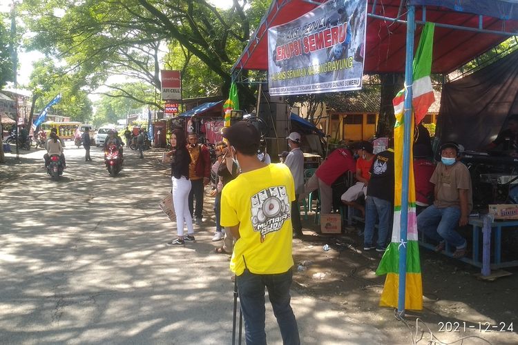 Perwakilan pekerja seni di wilayah Kabupaten Grobogan, Jawa Tengah yang tergabung dalam Aliansi Seniman Karangrayung menggalang donasi dengan turun ke jalan menghibur pengendara di wilayah Kecamatan Karangrayung, Jumat (24/12/2021). 
