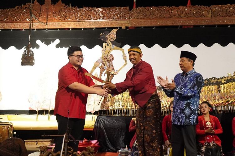 Bupati Kediri Hanindhito Himawan Pramana dinilai berhasil membuka lebar keran seni dan budaya Kabupaten Kediri. 
