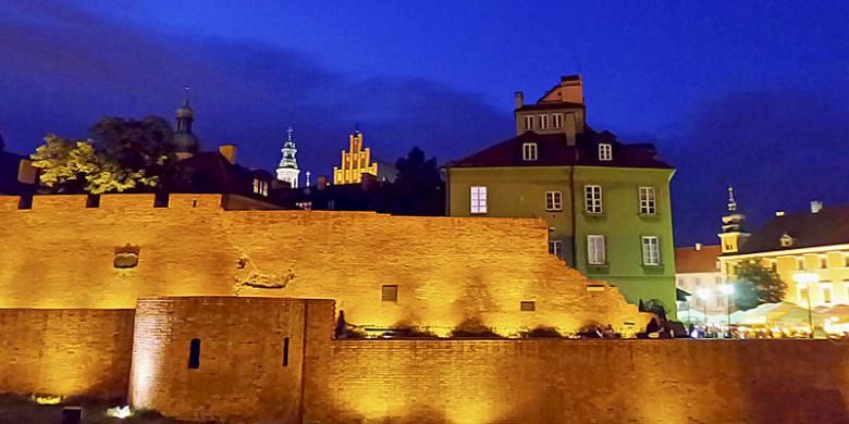 Kota Tua Warsawa dihancurkan oleh tentara pendudukan Nazi pada 1944, tetapi dihidupkan kembali oleh warganya sehingga menjadi contoh sebuah rekonstruksi total yang berhasil. Penuh dengan galeri, kafe, dan restoran, bagian Kota Tua Warsawa seperti Bentang Barbakan ini, beberapa waktu lalu, membawa orang seperti pergi ke masa silam. Benteng tersebut dibuat tahun 1548.
