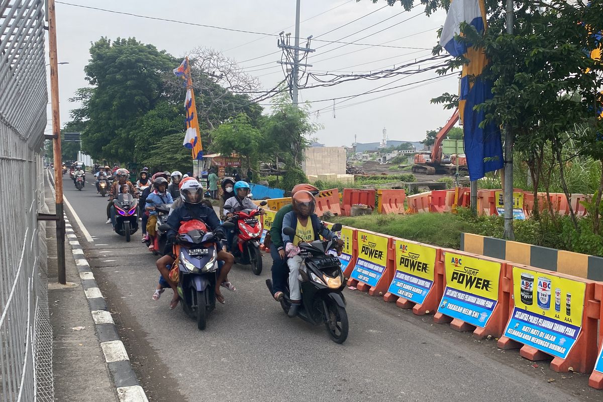 Pemudik dari Surabaya menuju Madura melintas di Jembatan Suramadu, Senin (8/4/2024).