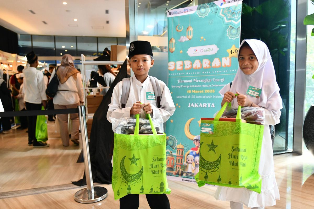 Anak-anak yatim dan dhuafa antusias mengikuti acara Sebaran Pertamina 2025. Program berbelanja kebutuhan Lebaran bersama Pertamina ini dilakukan serentak dilakukan di 25 kota di Indonesia dan melibatkan berbagai entitas Pertamina Group.
