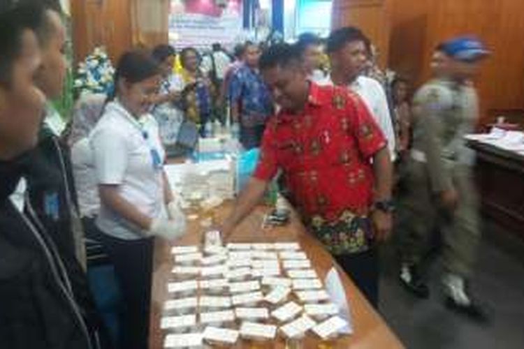 Tampak Sekda Kabupaten Lanny Jaya Christian Sohilait mengikuti tes uronr yang digelar BNN Papua Kamis (31/3/2016) kemarin di Jayapura