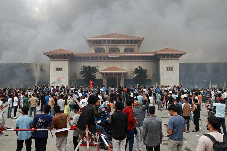 Para peserta demo Nepal berkumpul di depan gedung parlemen di Kathmandu, 9 September 2025. Aksi unjuk rasa berubah menjadi ricuh, berujung bentrokan dengan polisi dan menewaskan 22 orang.