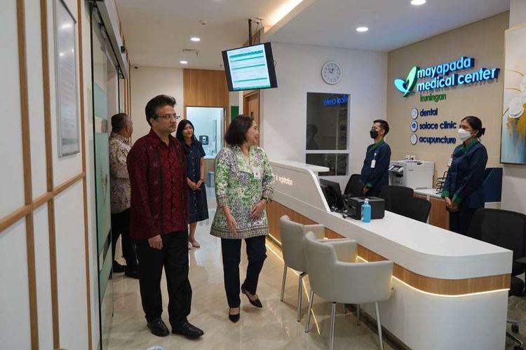Presiden Direktur & CEO Mayapada Healthcare, Navin Sonthalia (kiri) dan Hospital Director Mayapada Hospital Kuningan, dr. Deasy Sugesty, MARS (kanan) saat menghadiri pembukaan Mayapada Medical Center Kuningan (MMCK) di Jakarta Selatan, Selasa (28/10/2025).
