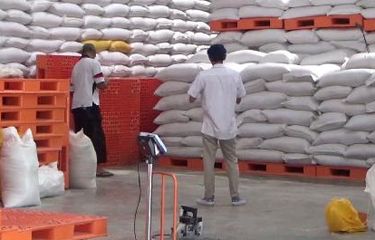 Beras di gudang Bulog Pinrang Sulsel dipinjam 500 ton oleh rekanan, baru dikembalikan 40 ton.