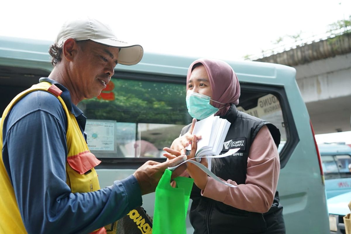 Tim kesehatan Dompet Dhuafa membagikan hygiene kit dan memberikan edukasi kepada masyarakat yang berprofesi sebagai pekerja rentan di kawasan Jakarta. Upaya tersebut sebagai langkah menangkal persebaran Corona