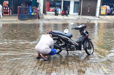 Berbekal Sabun Colek, Pria Ini Cuci Motor di Genangan Banjir Taman Duta Depok