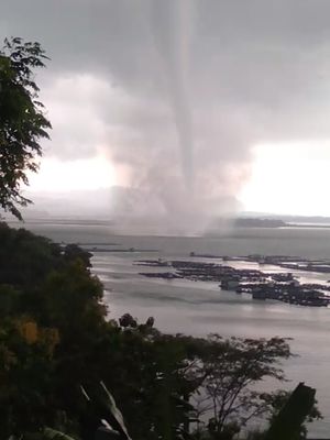 PUTING BELIUNG-Nampak puting beliung terlihat diatas Waduk Gajah Mungkur Kabupaten Wonogiri, Jawa Tengah, Rabu (20/1/2021) sore.