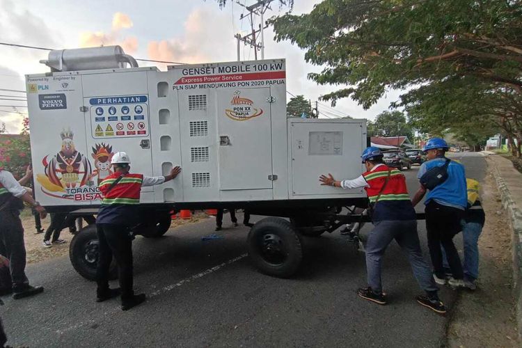 Puluhan petugas PLN dikerahkan ke Saumlaki, Kepulauan Tanimbar, Maluku untuk menjaga sistem kelistrikan tetap aman saat kunjungan Presiden Joko Widodo ke wilayah itu, Kamis (1/9/2022)