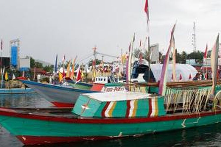 Perahu peserta 'sigofi ngolo' di Jailolo, Kabupaten Halmahera Barat, Provinsi Maluku Utara, Jumat (30/5/2014).