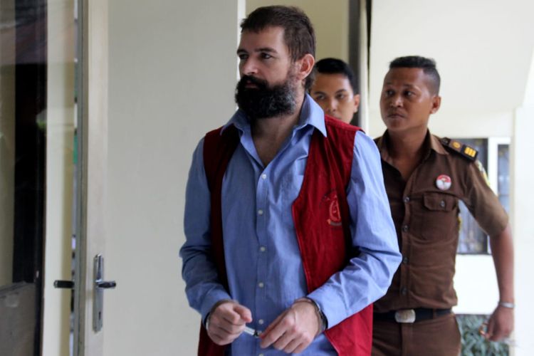 Ketahuan saat berusaha kabur dari sel tahanan di Lembaga Pemasyarakatan (Lapas) Mataram, warga asing asal Perancis, Dorfin Felix (43) yang kini menempati sel isolasi, diborgol.