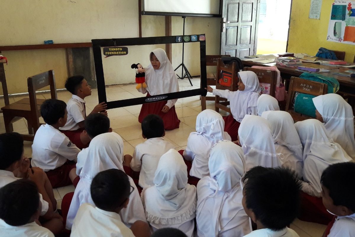 Dengan replika TV yang diberi nama TV Pemberani, siswa SDN 2 Pokoh Kidul Wonogiri menjadi lebih berani dan kreatif dalam berkomunikasi di depan kelas.