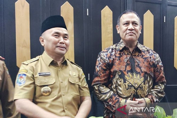 Ketua KPK RI, Firli Bahuri (kanan) bersama Gubernur Kalteng Sugianto Sabran usai membuka rakor sinergitas dan pemberantasan korupsi di Palangka Raya, Kamis (7/9/2023).