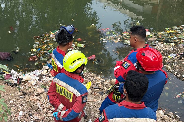 Mayat Pria Ditemukan Mengambang di Pintu Air Kebon Manggis Jaktim