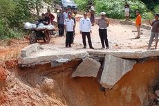 Jalan Akses Riau-Sumatera Barat Ambles di Rokan Hulu