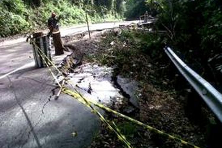 Jalur utama di Kabupaten Kolaka, Sulawesi Tenggara, yang menghubungkan kota itu dengan tiga kabupaten lainnya, rusak berat dan rawan kecelakaan.