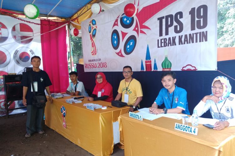Panitia TPS 19 di Kelurahan Sempur, Bogor menggunakan konsep Piala Dunia 2018 untuk menyemarakan Pemilihan Kepala Daerah (Pilkada) 2018, Rabu (27/6/2018).