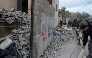 Warga Palestina memeriksa kerusakan setelah pasukan Israel menghancurkan sebagian dari tempat tinggal di desa Silat al-Harithiya dekat kota Jenin di Tepi Barat yang diduduki Israel, pada Senin (14/2/2022). Pasukan Israel menembak mati seorang remaja berusia 17 tahun, menyebutnya sebagai operasi untuk menghancurkan rumah seorang teroris yang dicurigai melakukan serangan.